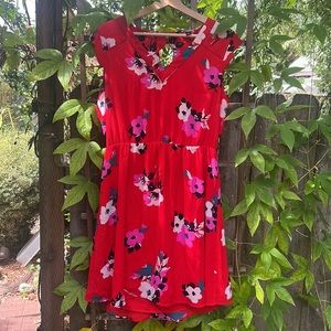 41 Hawthorn Large red floral dress with fun cut out in the back ❤️